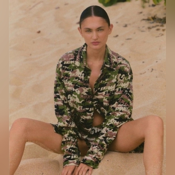 ⛱️NWT SKIMS Long Sleeve Button Up Swim Coverup Shirt Logo Camo XS M L - Picture 2 of 15